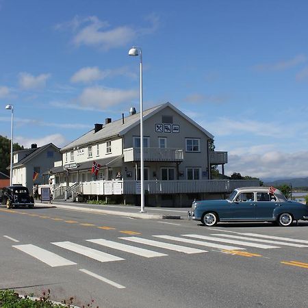 Ulvsvag Gjestgiveri Og Fjordcamping As Exterior foto